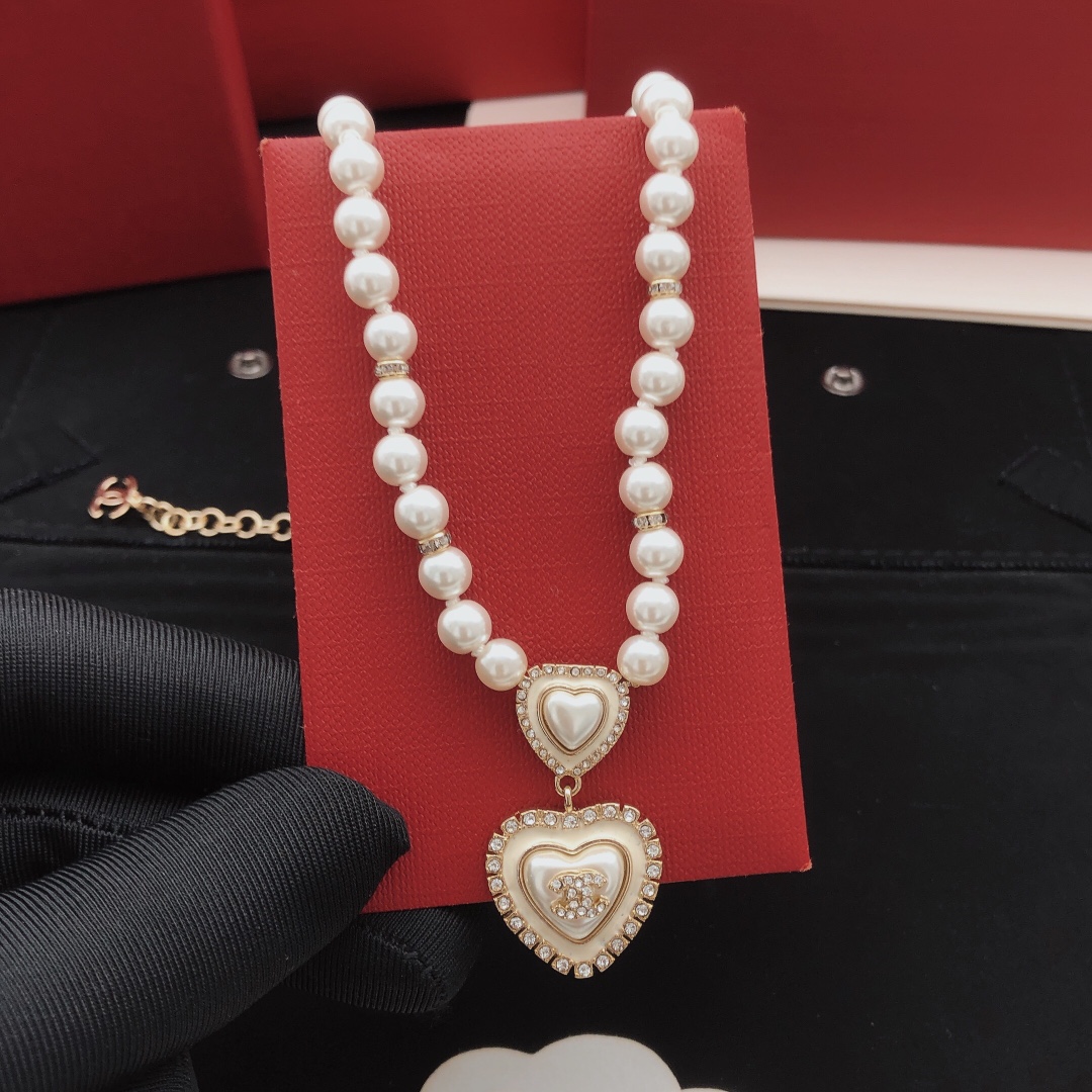 Chanel 𝑪𝒉𝒂𝒏𝒆𝒍 24A新款白色珐琅爱心满钻双C珍珠项链