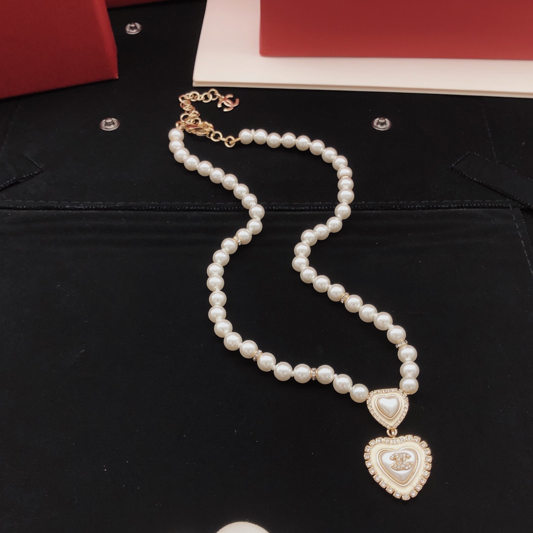 Chanel 𝑪𝒉𝒂𝒏𝒆𝒍 24A新款白色珐琅爱心满钻双C珍珠项链