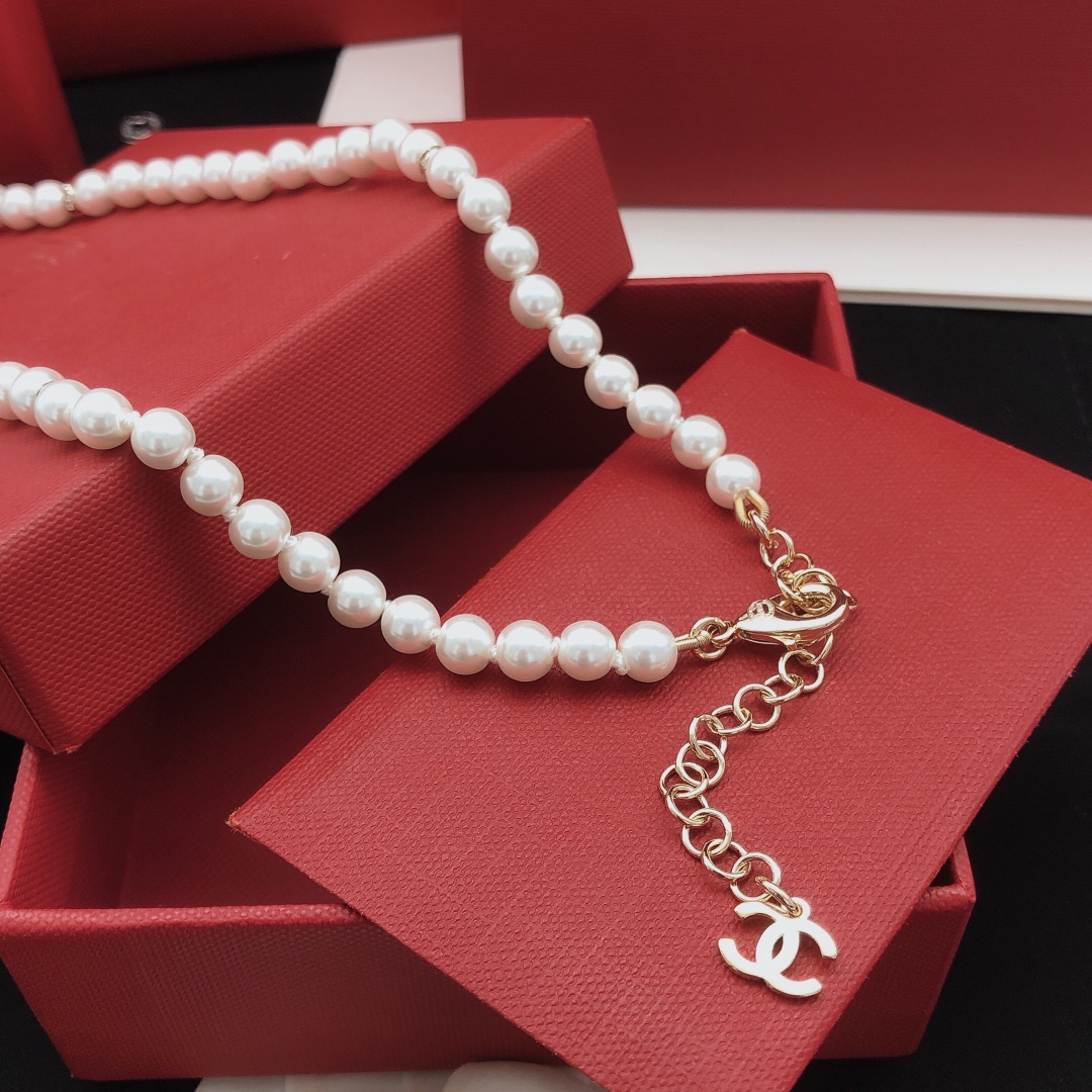Chanel 𝑪𝒉𝒂𝒏𝒆𝒍 24A新款白色珐琅爱心满钻双C珍珠项链
