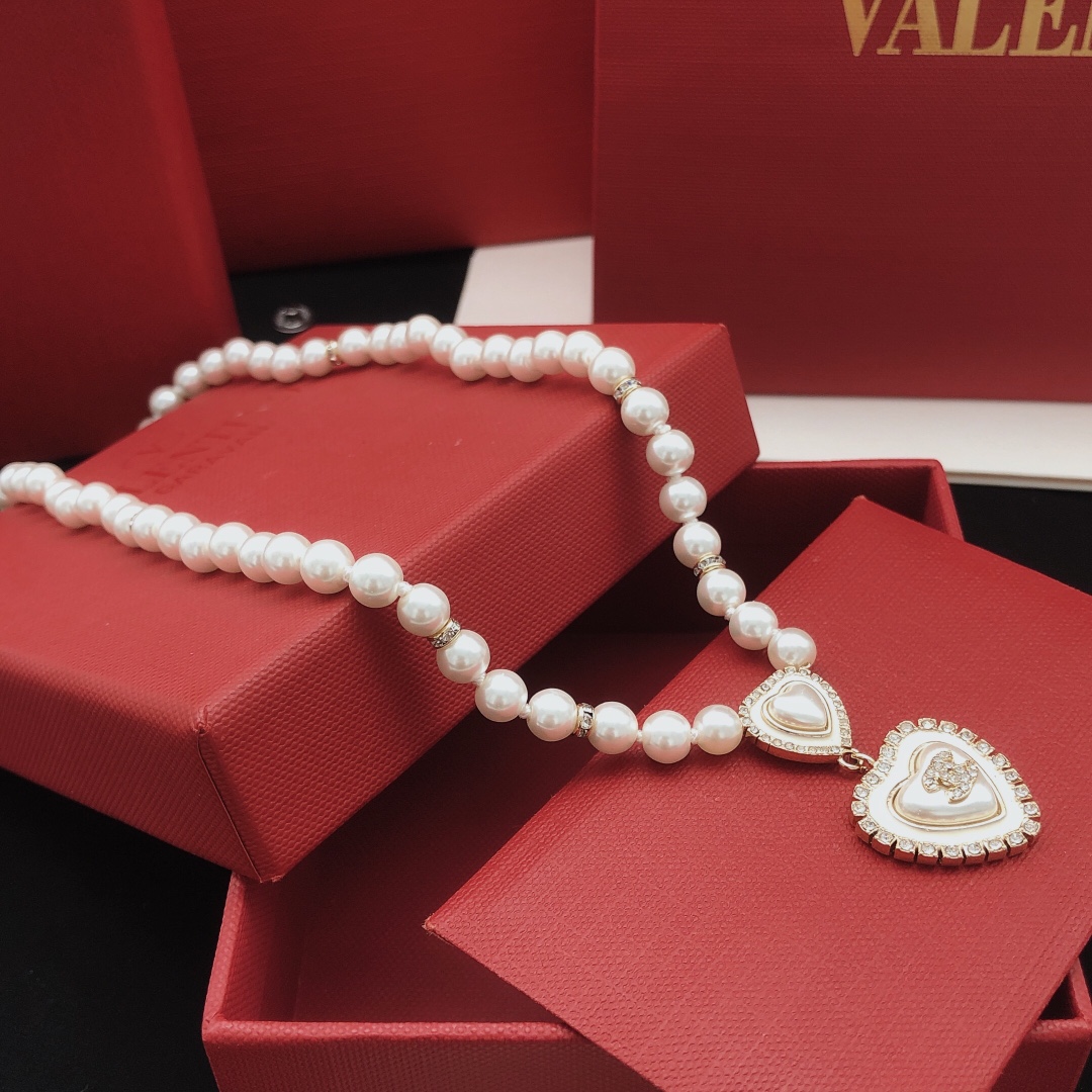 Chanel 𝑪𝒉𝒂𝒏𝒆𝒍 24A新款白色珐琅爱心满钻双C珍珠项链