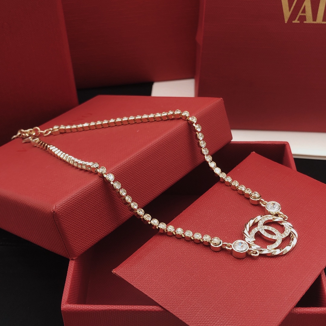 NO:105341,Number XXL0334 [ch*nel latest round diamond inlay] consistent ZP brass material, versatile and unpicking series, whoever wears it looks good, new rhinestone twisted pattern golden double C ring necklace, jewelry quality, necklace19860909编号XXL0334【ch*nel最新款圆形镶钻】一致ZP黄铜材质 百搭不挑人系列 谁戴谁好看 新水钻麻花扭纹金色双C圆环项链,饰品精品,necklace,Jewelry