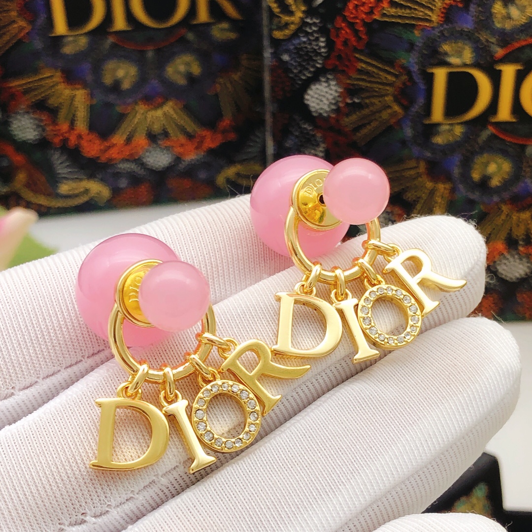 编号DED0653
 【dio*最新款🆕🆕粉色字母耳钉】一致专柜🆕黄铜材质