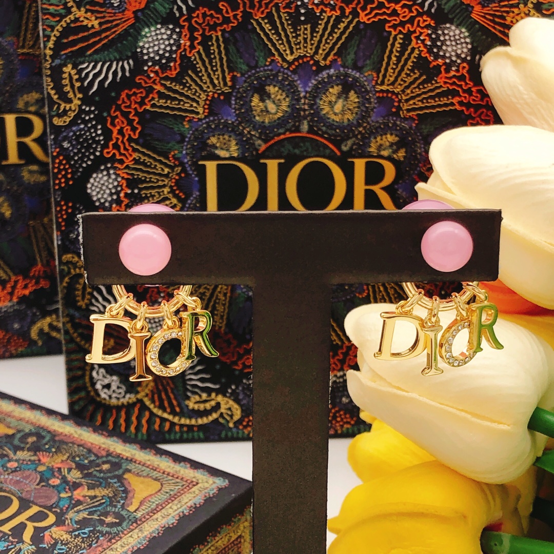 编号DED0653
 【dio*最新款🆕🆕粉色字母耳钉】一致专柜🆕黄铜材质