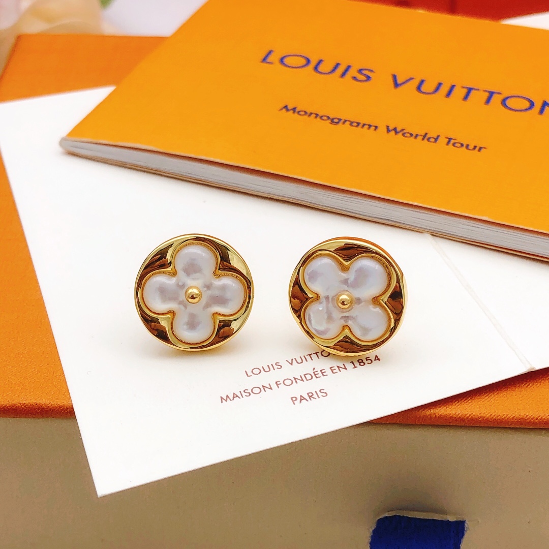 编号LED0238
 【Lv*最新款🆕🆕白贝母耳钉】一致专柜🆕黄铜材质