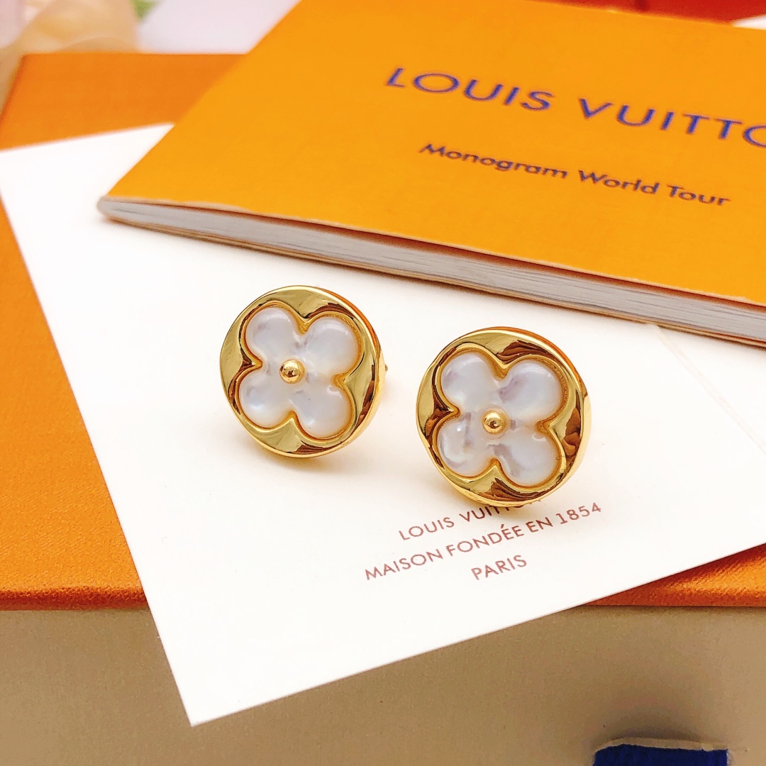 编号LED0238
 【Lv*最新款🆕🆕白贝母耳钉】一致专柜🆕黄铜材质