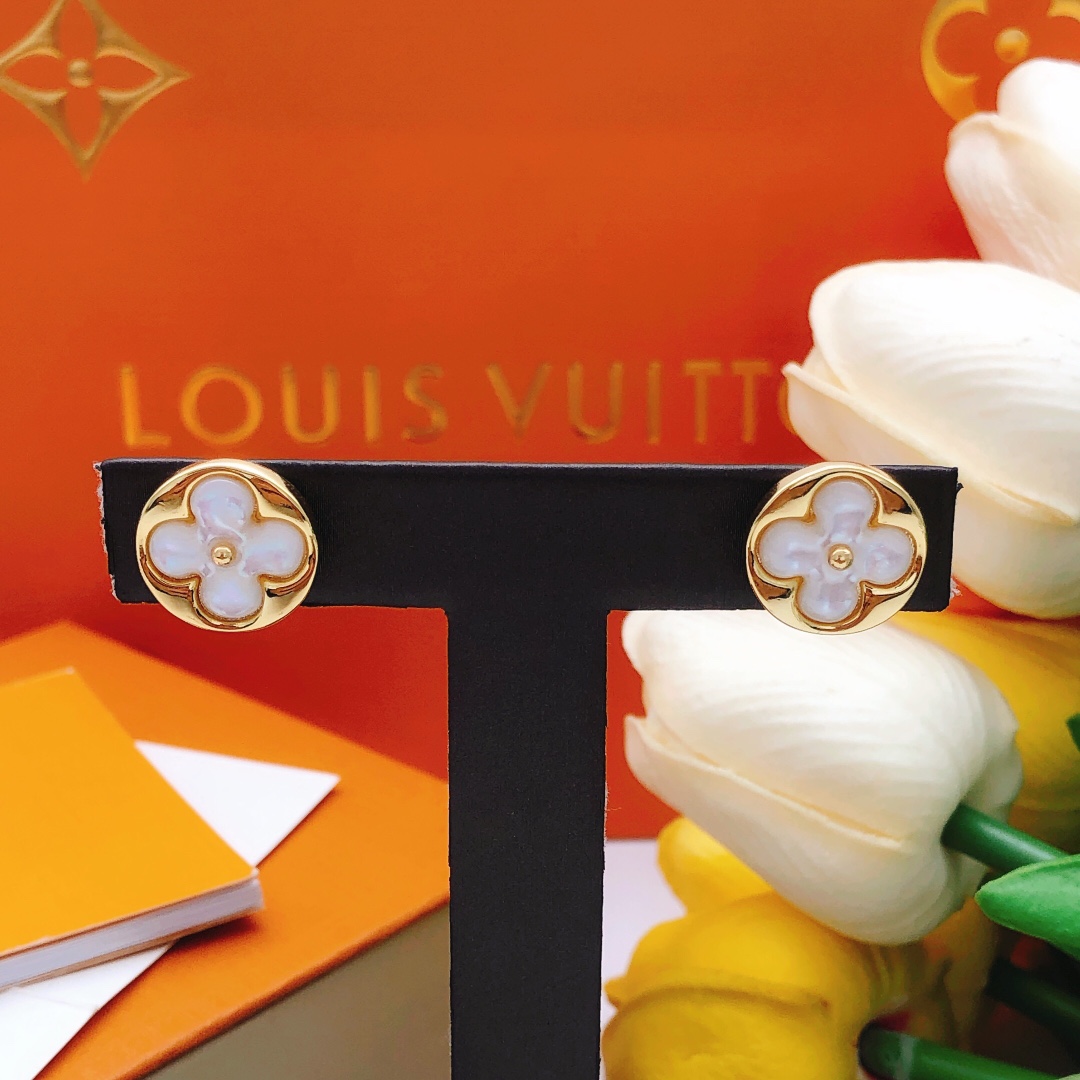 编号LED0238
 【Lv*最新款🆕🆕白贝母耳钉】一致专柜🆕黄铜材质