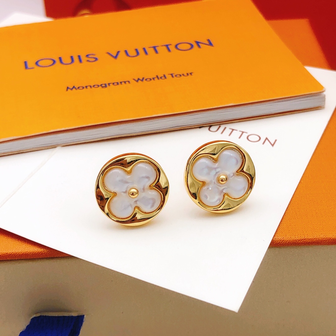 编号LED0238
 【Lv*最新款🆕🆕白贝母耳钉】一致专柜🆕黄铜材质