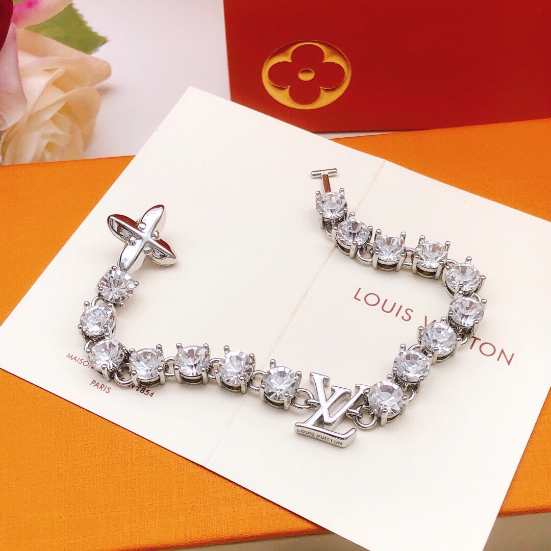编号LSL0060
 【Lv*最新款🆕🆕钻石手链】一致专柜🆕黄铜材质