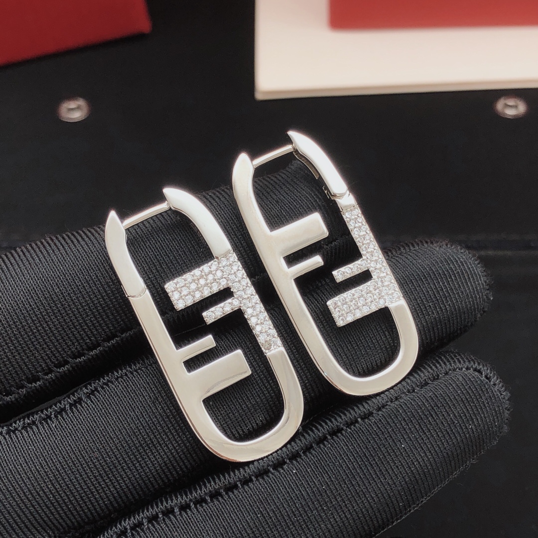 NO:107251,Number FDED0098 [FEND* latest silver ear hook] consistent ZP brass material, jewelry quality, fendi19860909编号FDED0098【FEND*最新款银色耳勾】一致ZP黄铜材质,饰品精品,fendi,Jewelry
