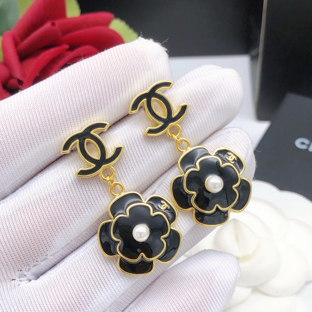 编号XED0225
CHANEL  原单新品 小香山茶花双
c耳钉 高端品质，专柜11开模，专柜原版同黄