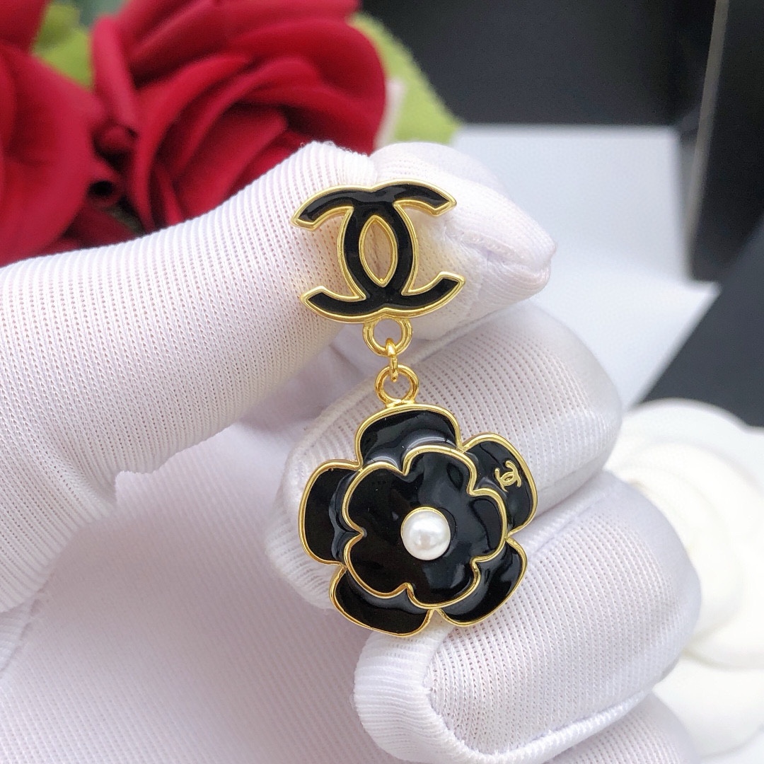 编号XED0225
CHANEL  原单新品 小香山茶花双
c耳钉 高端品质，专柜11开模，专柜原版同黄