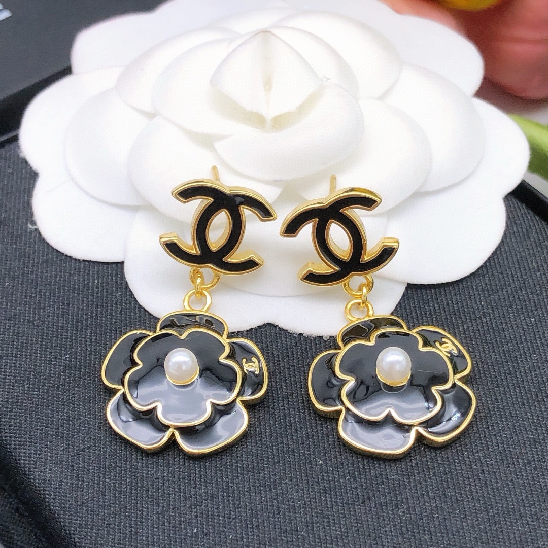 编号XED0225
CHANEL  原单新品 小香山茶花双
c耳钉 高端品质，专柜11开模，专柜原版同黄