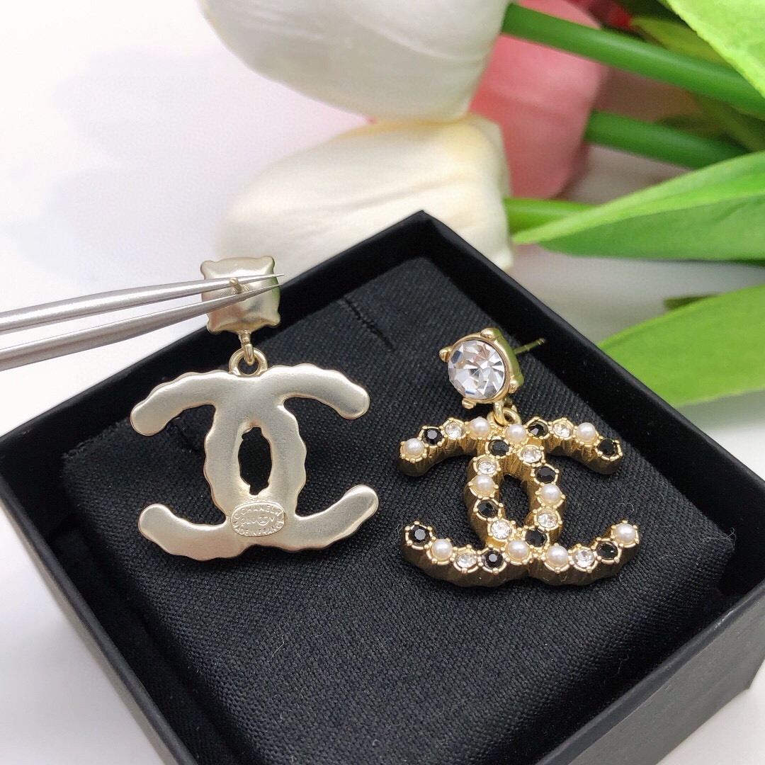 Chanel 小香镶钻新款双c黑钻白珍珠耳环