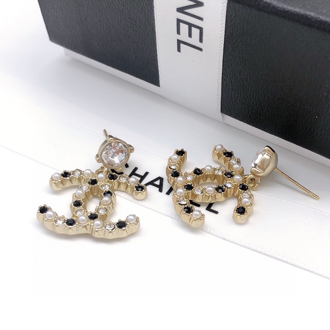 Chanel 小香镶钻新款双c黑钻白珍珠耳环
