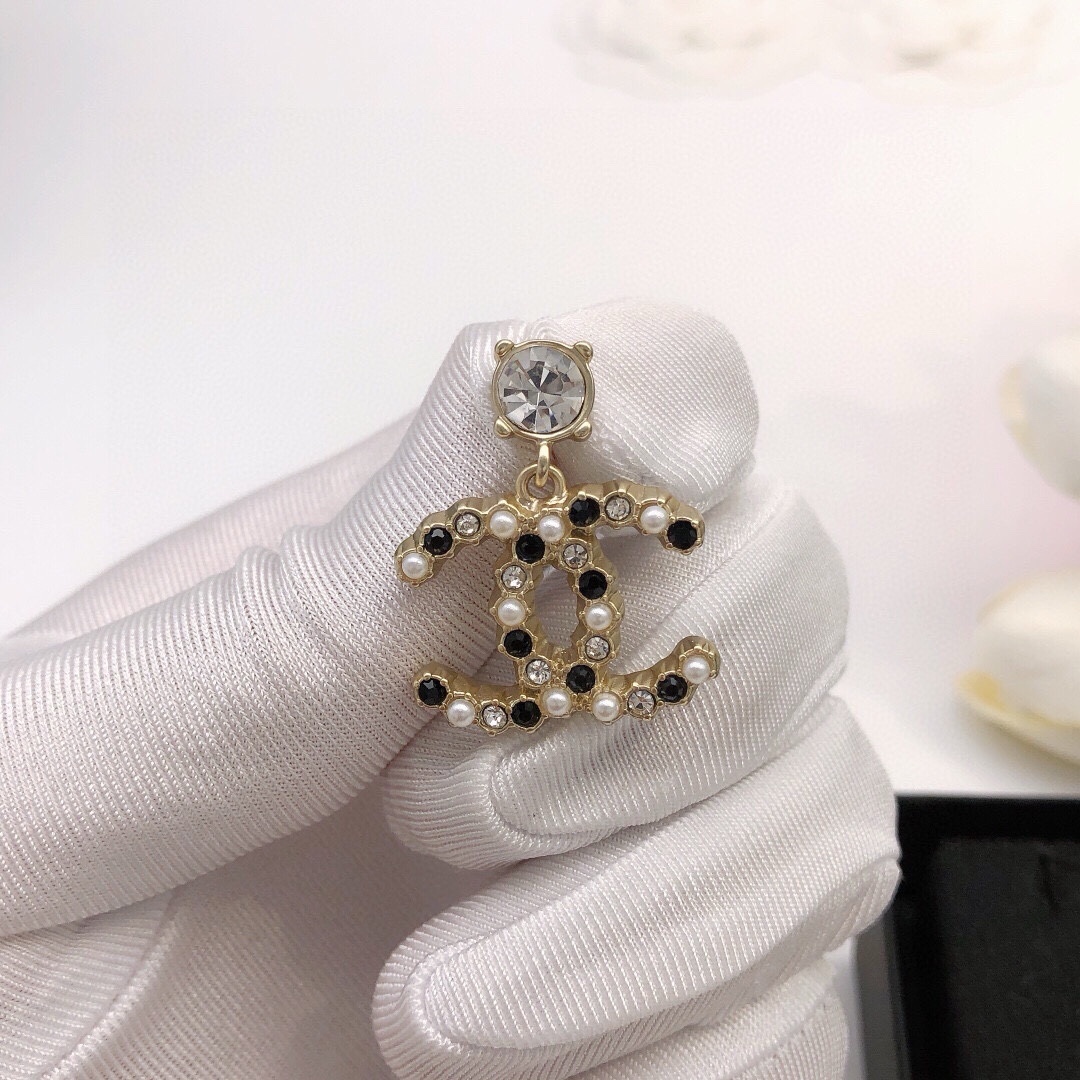 Chanel 小香镶钻新款双c黑钻白珍珠耳环