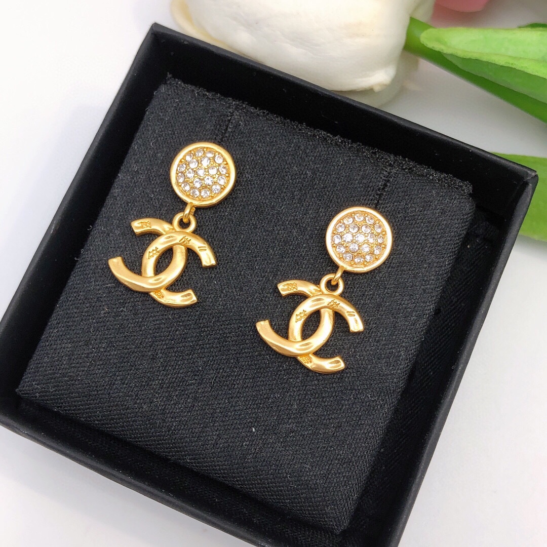 编号XED0413CHANEL 原单新品 小香双c镶钻耳钉 高端品质，专柜1:1开模，专柜原版同黄铜材质