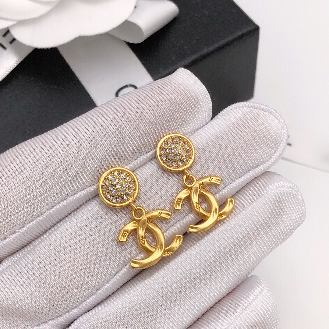编号XED0413CHANEL 原单新品 小香双c镶钻耳钉 高端品质，专柜1:1开模，专柜原版同黄铜材质