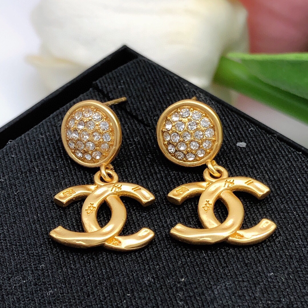编号XED0413CHANEL 原单新品 小香双c镶钻耳钉 高端品质，专柜1:1开模，专柜原版同黄铜材质