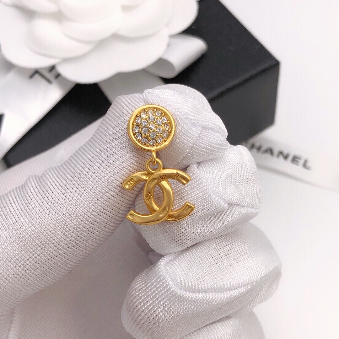 编号XED0413CHANEL 原单新品 小香双c镶钻耳钉 高端品质，专柜1:1开模，专柜原版同黄铜材质