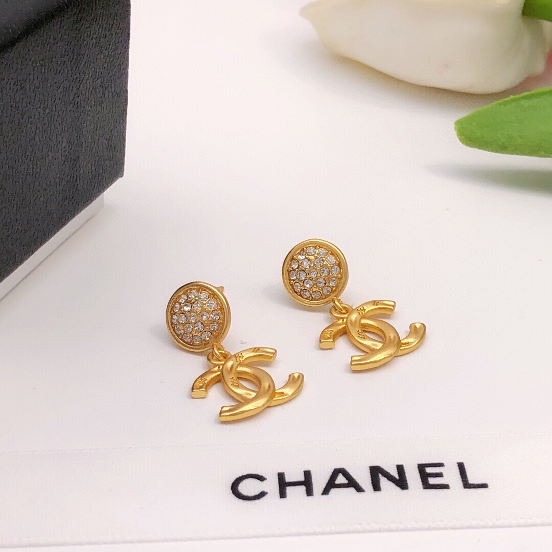 编号XED0413CHANEL 原单新品 小香双c镶钻耳钉 高端品质，专柜1:1开模，专柜原版同黄铜材质