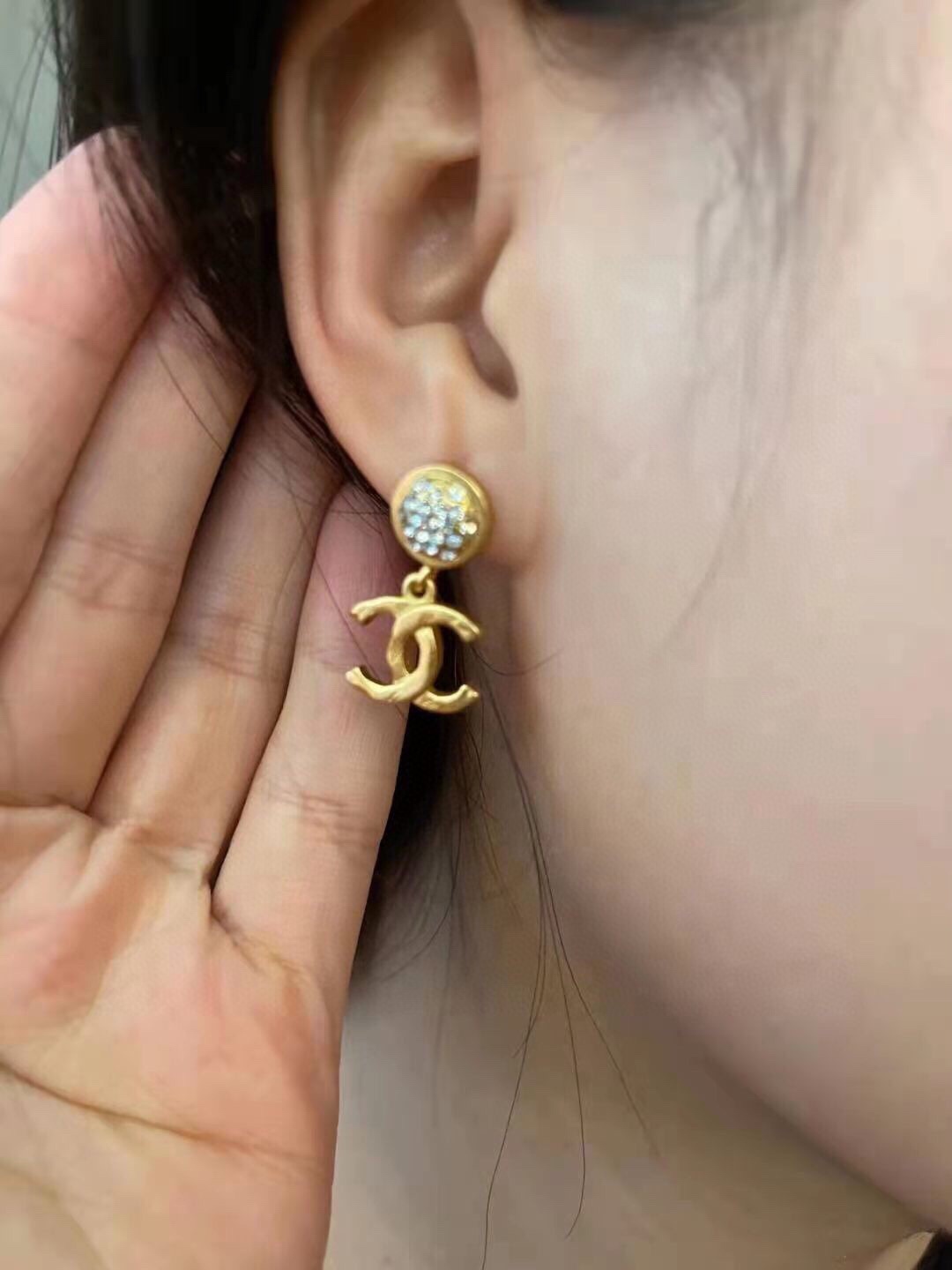 编号XED0413CHANEL 原单新品 小香双c镶钻耳钉 高端品质，专柜1:1开模，专柜原版同黄铜材质