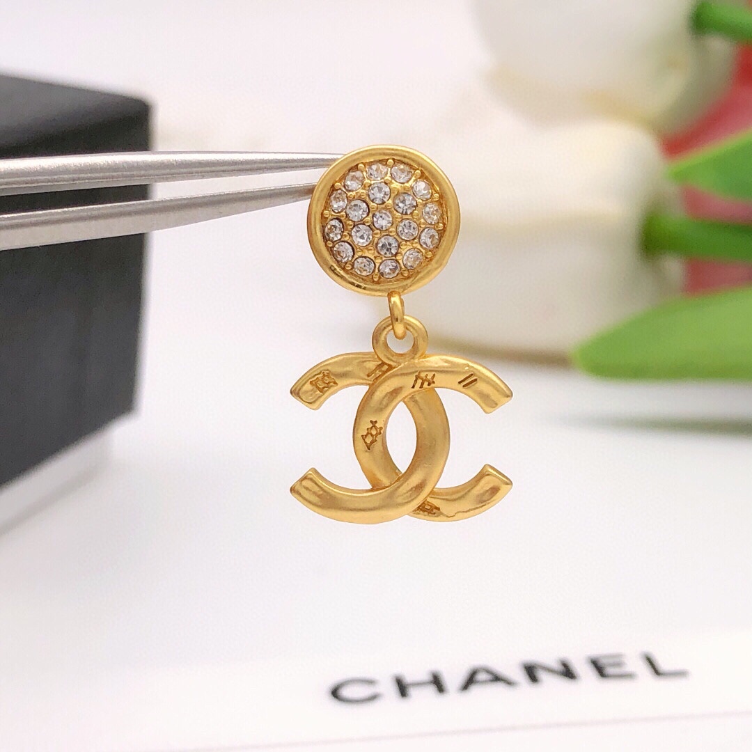 编号XED0413CHANEL 原单新品 小香双c镶钻耳钉 高端品质，专柜1:1开模，专柜原版同黄铜材质