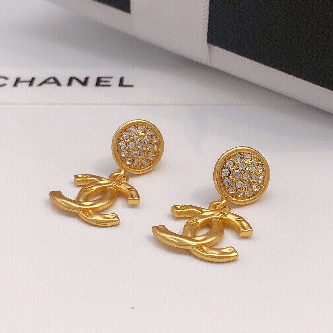 编号XED0413CHANEL 原单新品 小香双c镶钻耳钉 高端品质，专柜1:1开模，专柜原版同黄铜材质