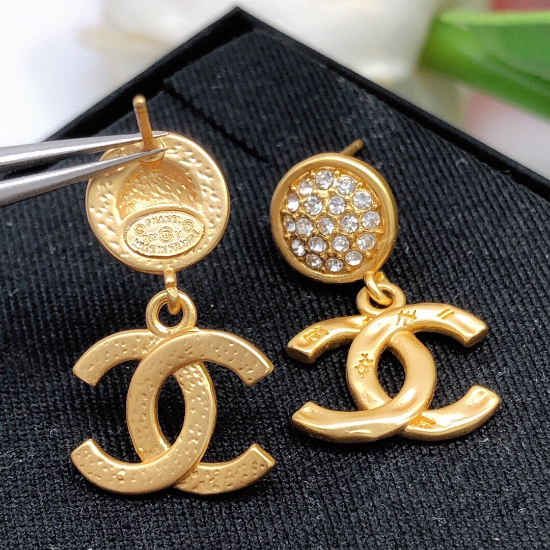 编号XED0413CHANEL 原单新品 小香双c镶钻耳钉 高端品质，专柜1:1开模，专柜原版同黄铜材质