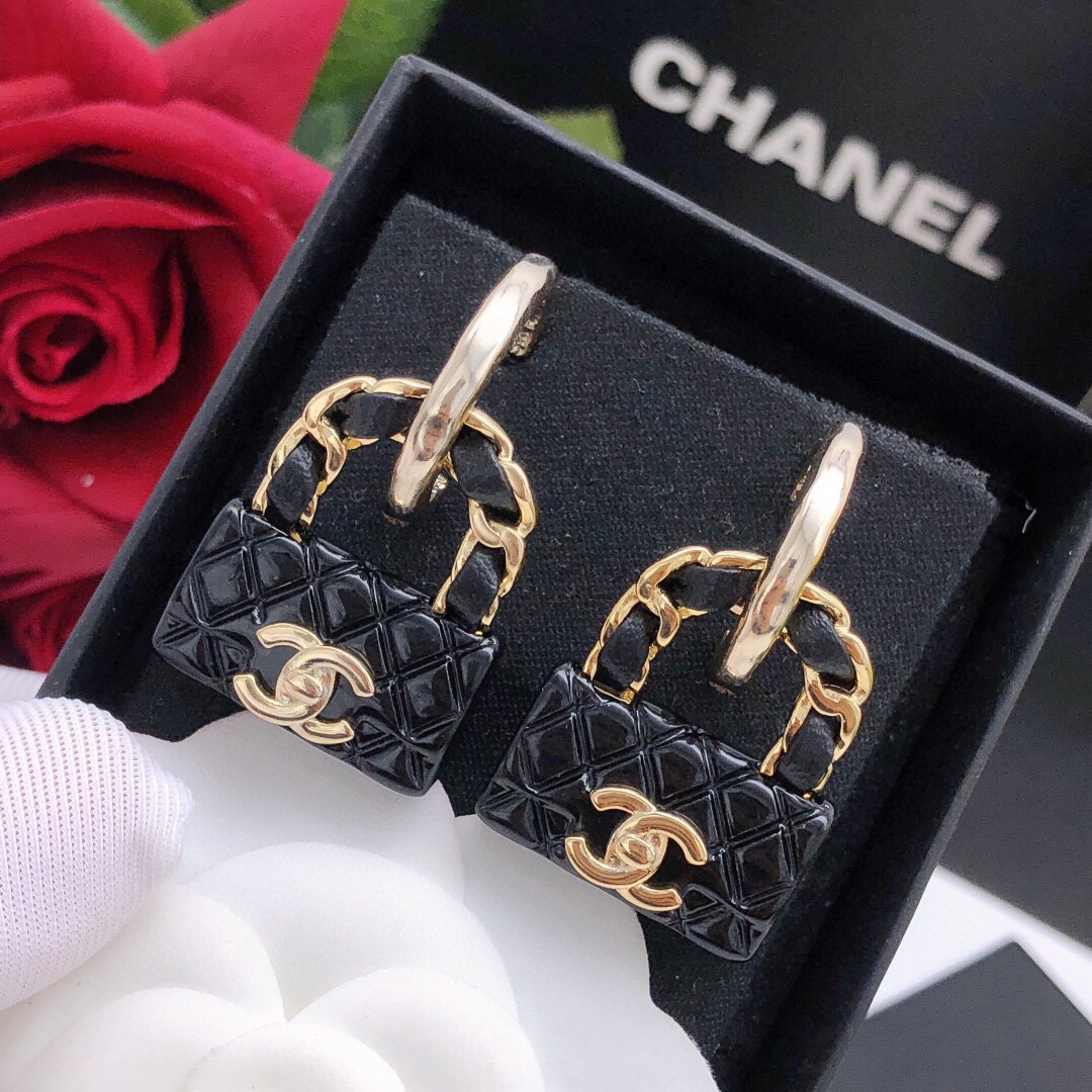 编号XED0969
CH*NEL 小香双c包包耳钉红色，高端品质，专柜同材质，真正黄铜，离子电镀，925