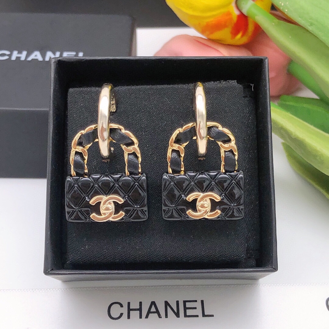 编号XED0969
CH*NEL 小香双c包包耳钉红色，高端品质，专柜同材质，真正黄铜，离子电镀，925