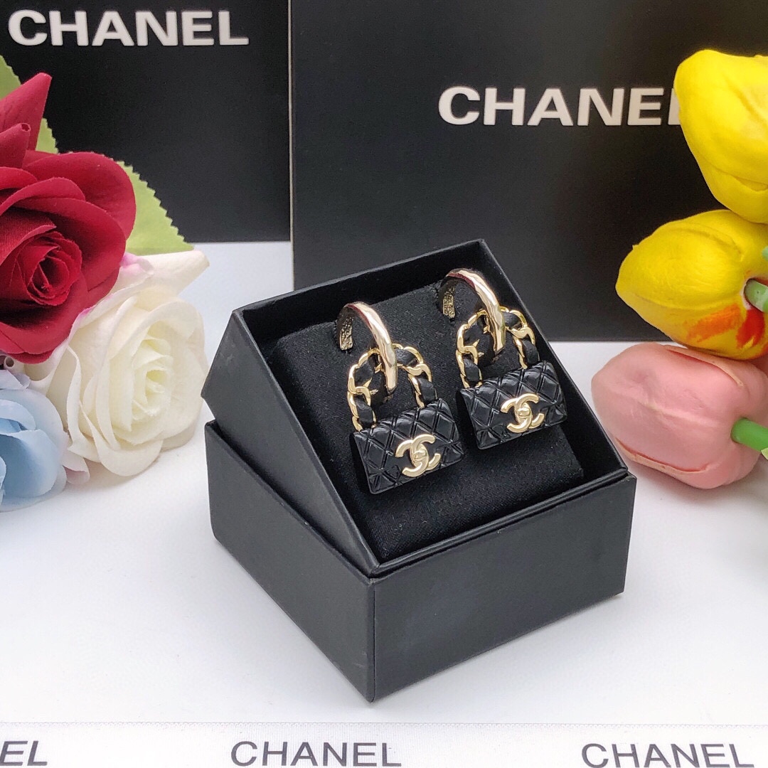 编号XED0969
CH*NEL 小香双c包包耳钉红色，高端品质，专柜同材质，真正黄铜，离子电镀，925