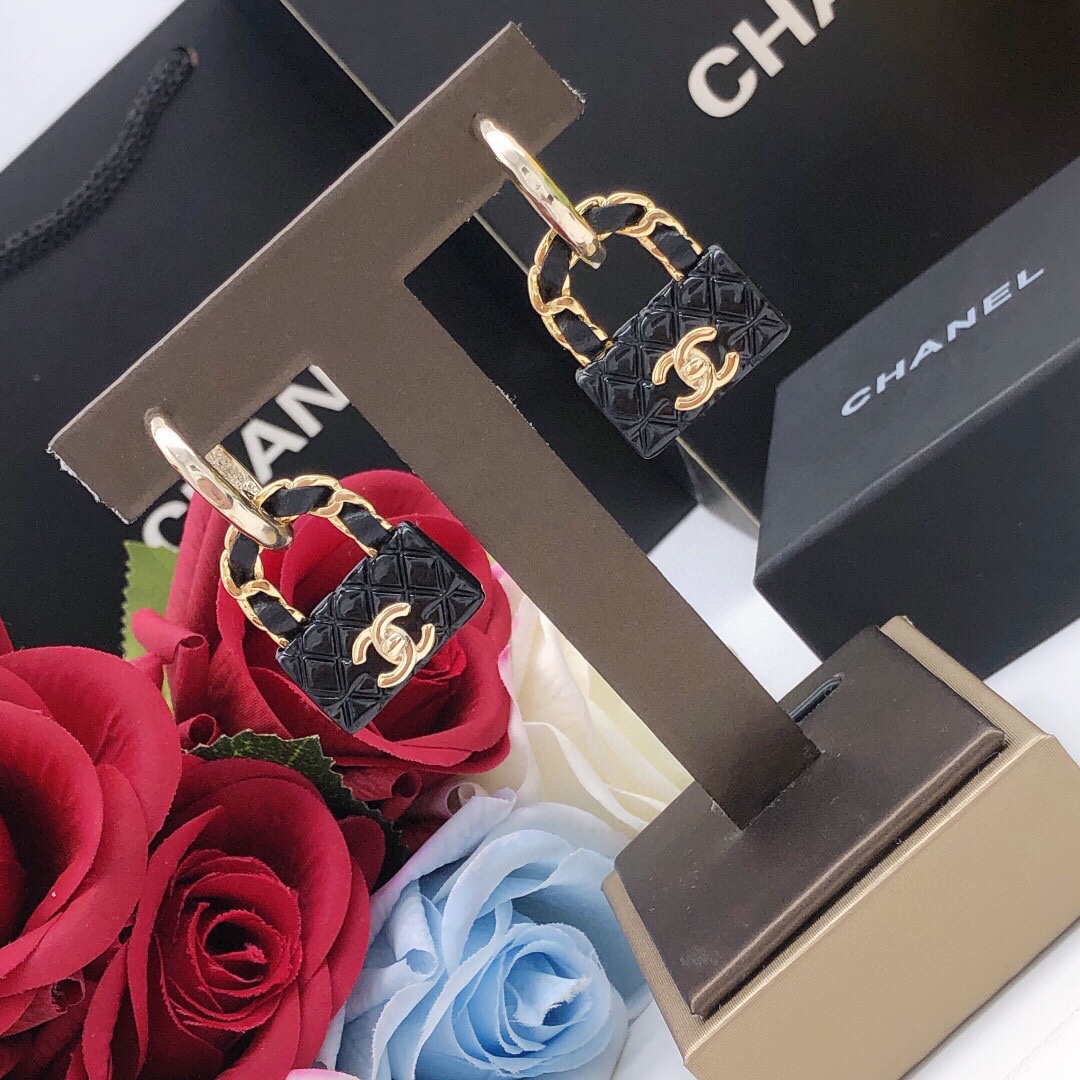 编号XED0969
CH*NEL 小香双c包包耳钉红色，高端品质，专柜同材质，真正黄铜，离子电镀，925