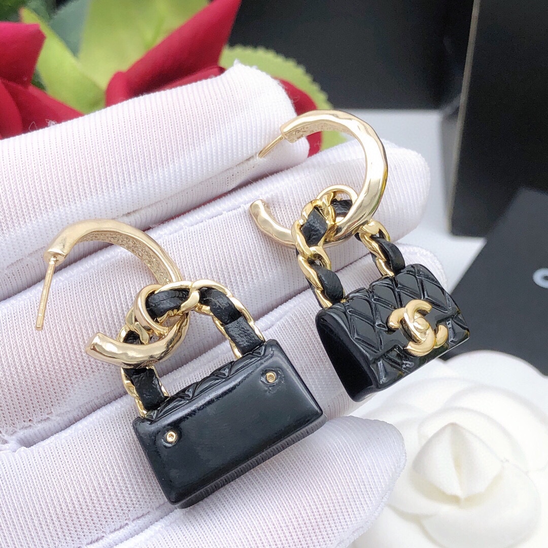 编号XED0969
CH*NEL 小香双c包包耳钉红色，高端品质，专柜同材质，真正黄铜，离子电镀，925