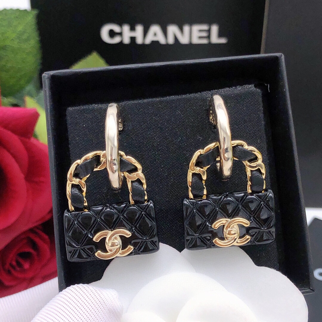 编号XED0969
CH*NEL 小香双c包包耳钉红色，高端品质，专柜同材质，真正黄铜，离子电镀，925