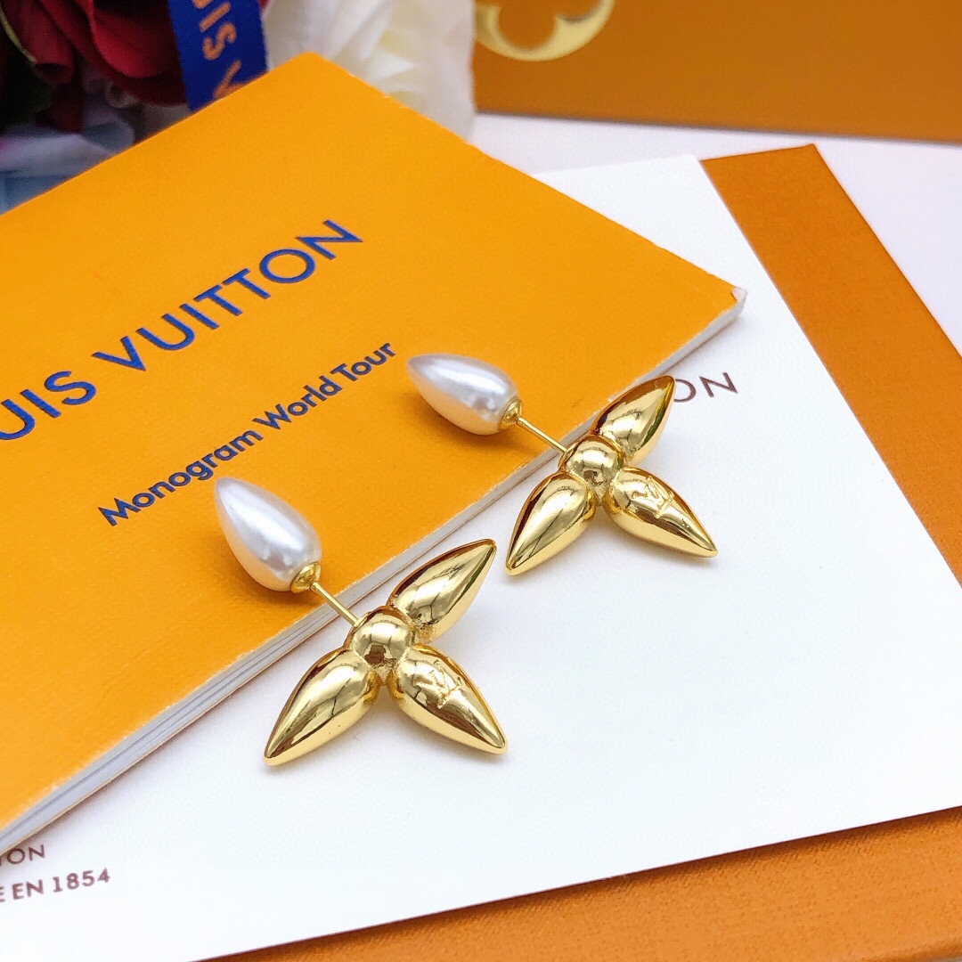 Louis Vuitton Monogram Stud Earrings (Polished Finish - Comprehensive 5