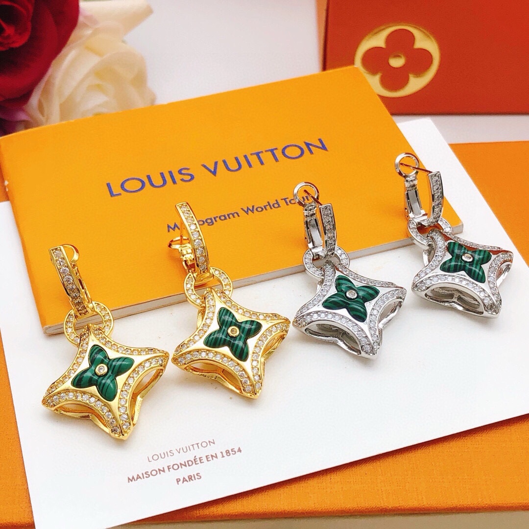 ❤️115包邮/原单代购级别
编号LED0148
 【Lv*最新款🆕🆕祖母绿老花耳勾】一致ZP黄铜材质
