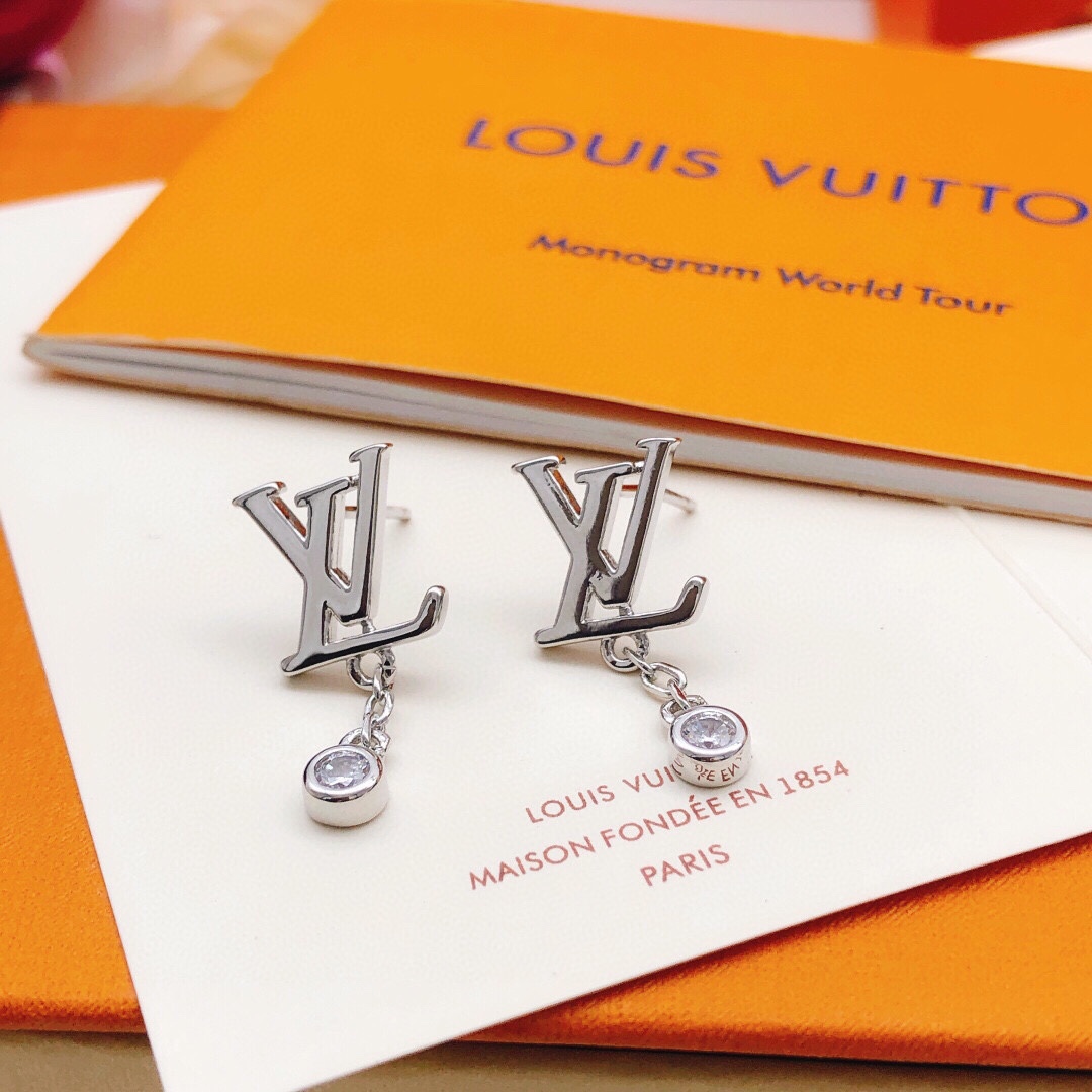 NO:111796,Number LED0157 [Lv* latest silver hanging drill earrings] consistent ZP brass material, jewelry quality, louis vuitton19860909编号LED0157【Lv*最新款银色吊钻耳钉】一致ZP黄铜材质,饰品精品,louis vuitton,Jewelry