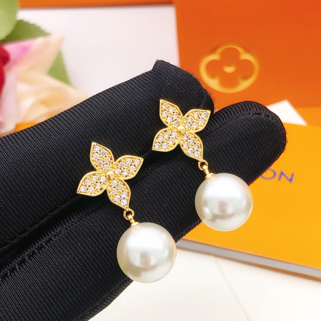 NO:111767,Number LED0264 [Lv* latest plum blossom hanging pearl earrings] consistent ZP brass material, jewelry quality, louis vuitton19860909编号LED0264【Lv*最新款梅花吊珍珠耳钉】一致ZP黄铜材质,饰品精品,louis vuitton,Jewelry