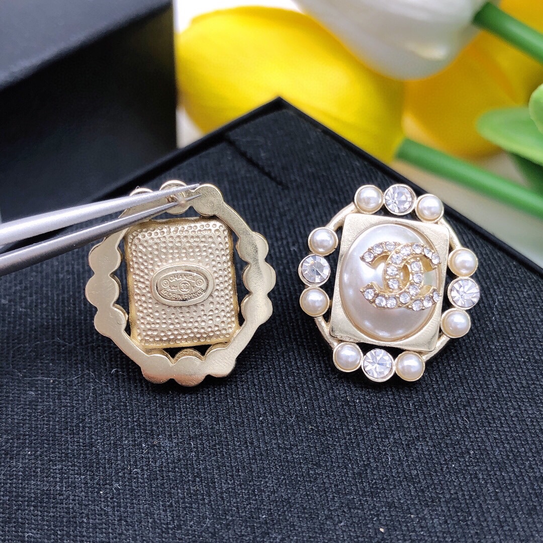 编号XED06212021高级手工坊早秋新款镂空双C菱形珍珠金色耳钉非常重工 方块贵妇级别 上身太高级啦
