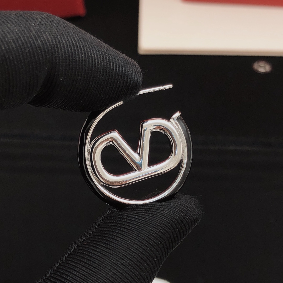 编号VED0276
 【ValenTi*o最新款🆕🆕黑色圆形耳环】一致专柜🆕黄铜材质