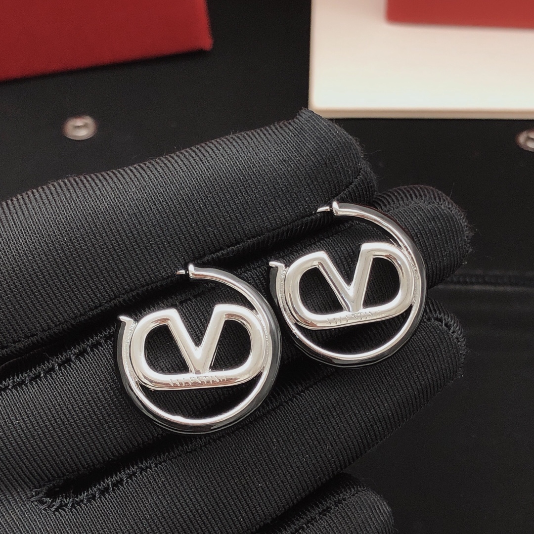 编号VED0276
 【ValenTi*o最新款🆕🆕黑色圆形耳环】一致专柜🆕黄铜材质