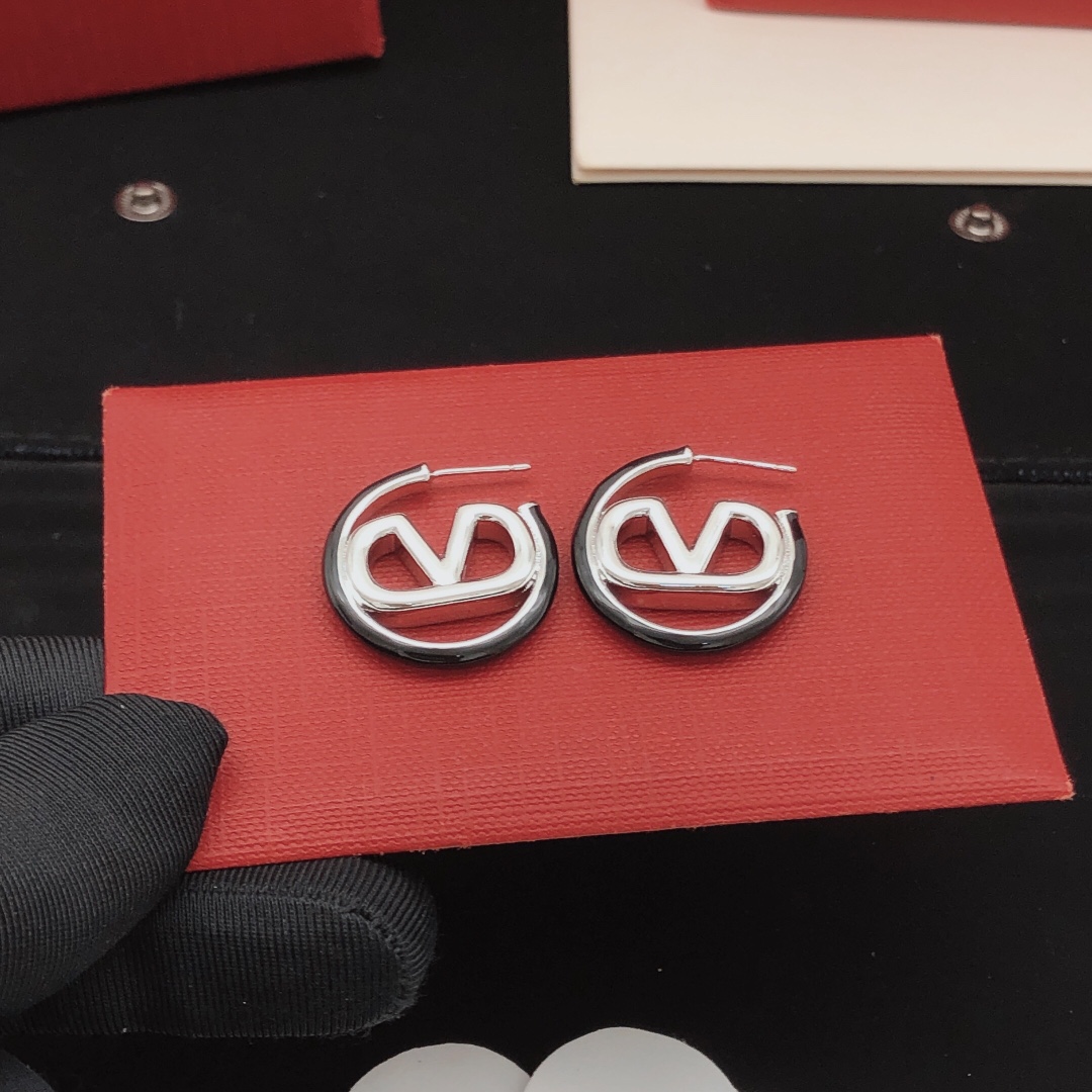 编号VED0276
 【ValenTi*o最新款🆕🆕黑色圆形耳环】一致专柜🆕黄铜材质