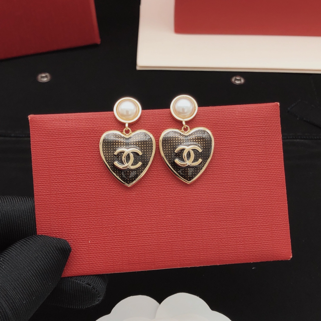 编号XED0605
 【ch*nel最新款🆕🆕黑色爱心耳钉】一致专柜🆕黄铜材质