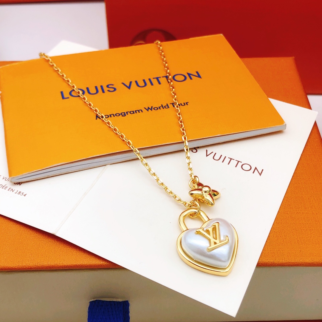 编号LXL0196
 【Lv*最新款🆕🆕爱心项链】一致专柜🆕黄铜材质
