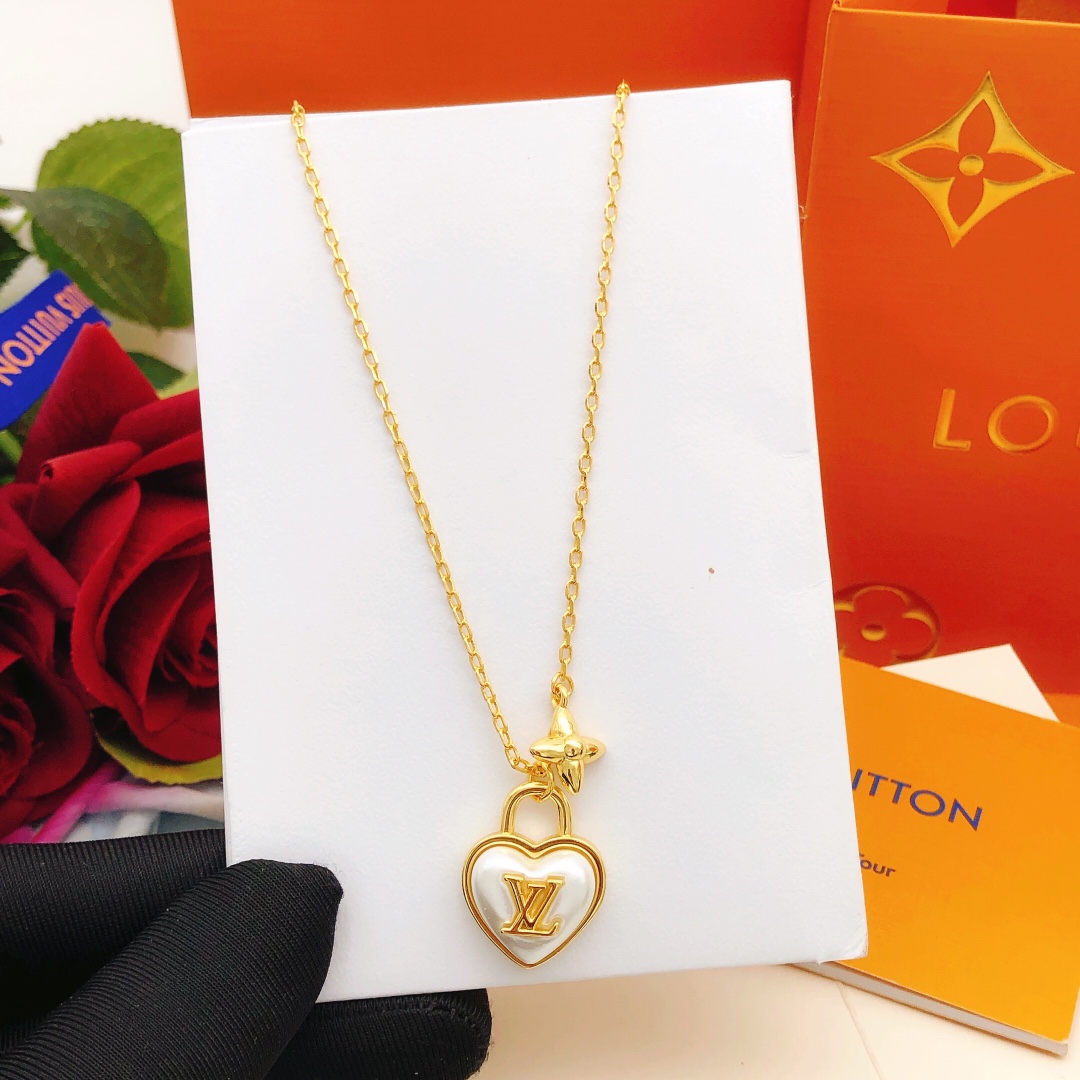 编号LXL0196
 【Lv*最新款🆕🆕爱心项链】一致专柜🆕黄铜材质