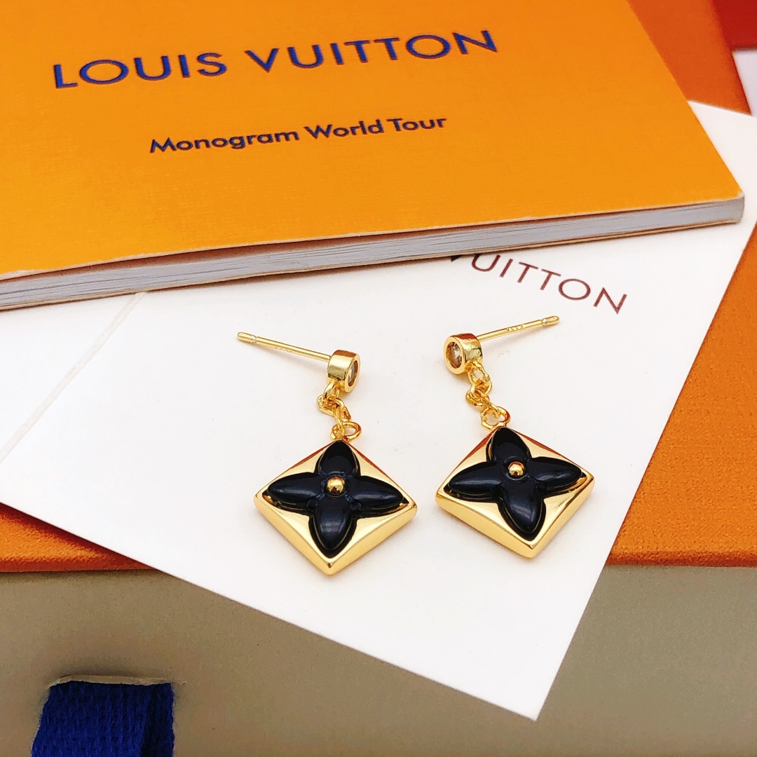 编号LED0304
 【Lv*最新款🆕🆕黑色、金黑贝母耳钉】一致专柜🆕黄铜材质