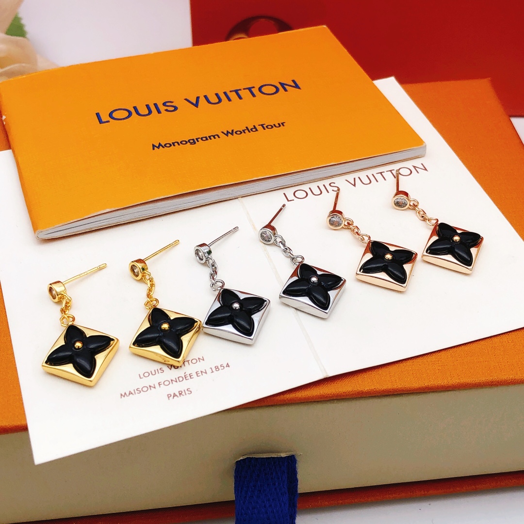 编号LED0304
 【Lv*最新款🆕🆕黑色、金黑贝母耳钉】一致专柜🆕黄铜材质
