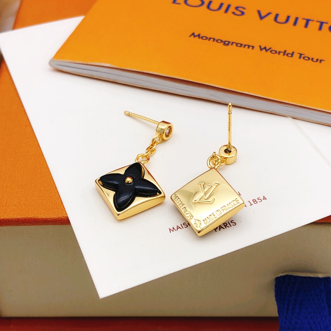 编号LED0304
 【Lv*最新款🆕🆕黑色、金黑贝母耳钉】一致专柜🆕黄铜材质