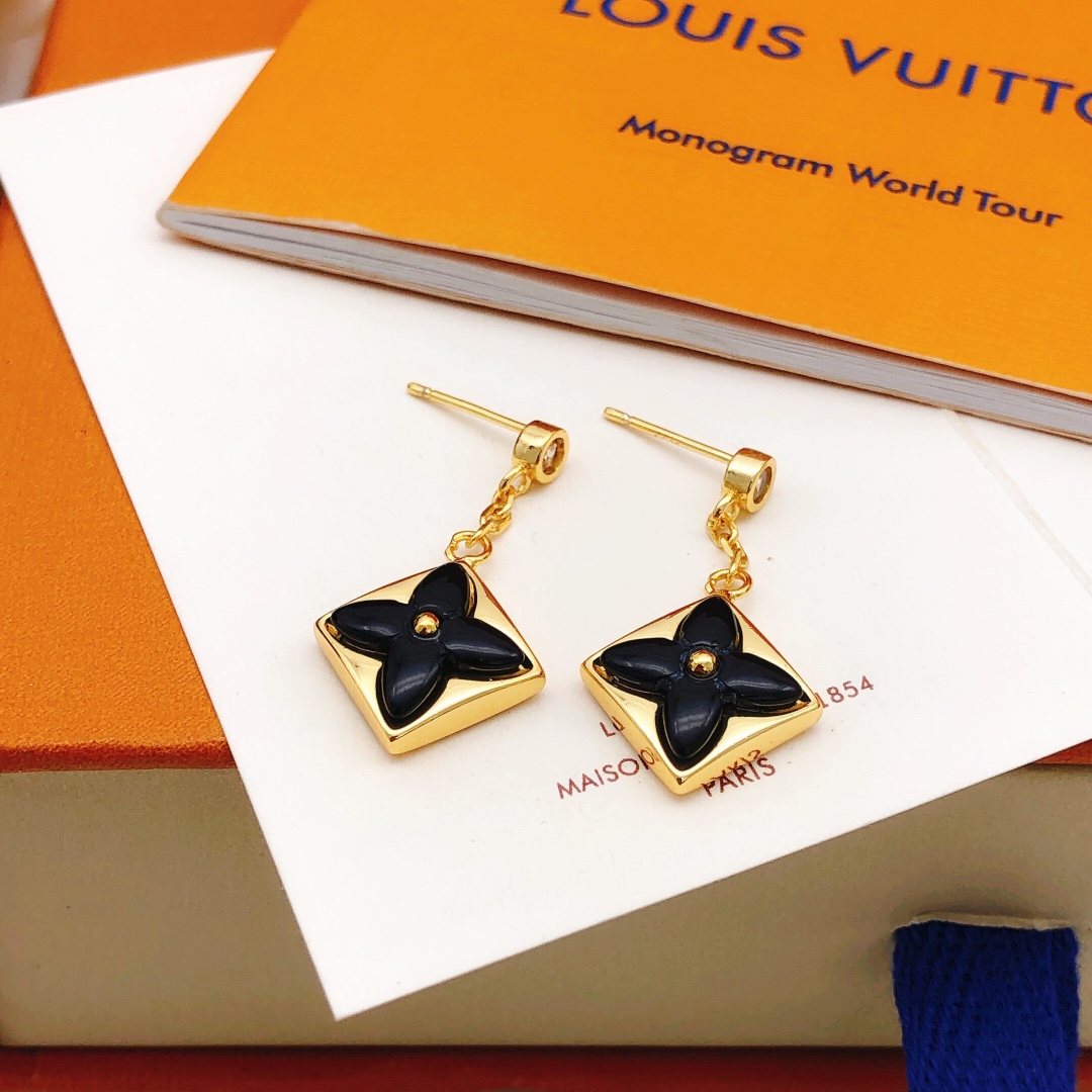 编号LED0304
 【Lv*最新款🆕🆕黑色、金黑贝母耳钉】一致专柜🆕黄铜材质
