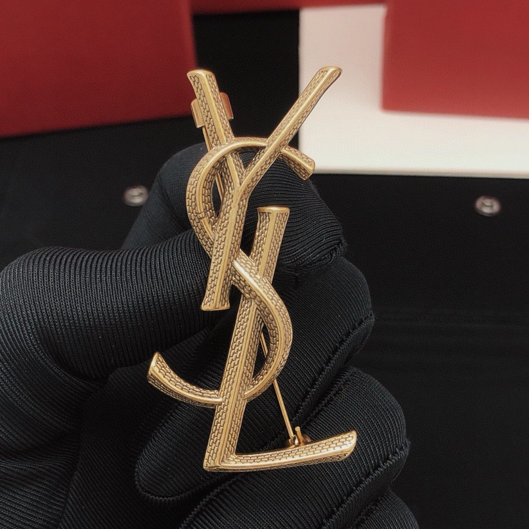 编号YXZ0009
圣罗兰胸针 经典蛇鳞片 新款 亚金黄铜材质❗️真实细节呈现💏🎺 隆重出货 原版亚金黄